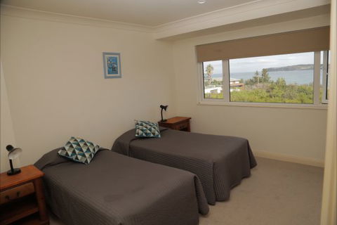 A Beach House Near Manly Two - Holiday Sunshine Coast 4